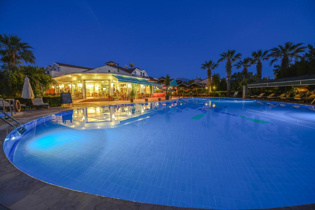 Bazén v ubytování Rebin Beach Hotel nebo v jeho okolí