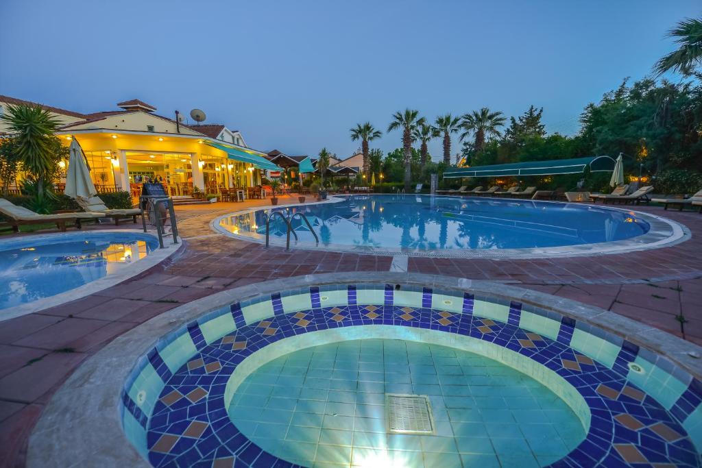 Bazén v ubytování Rebin Beach Hotel nebo v jeho okolí