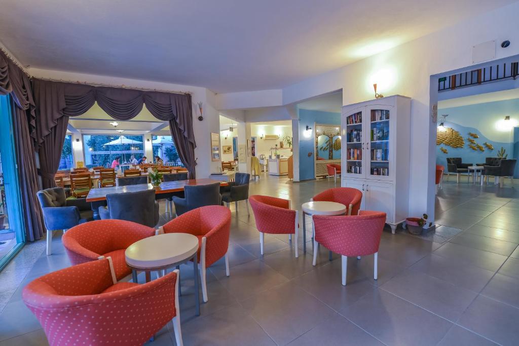 Posezení v ubytování Rebin Beach Hotel