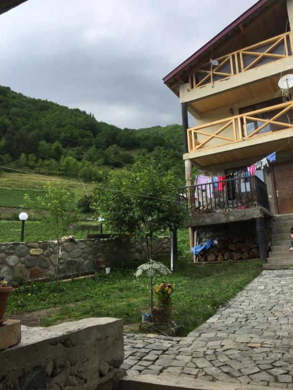 Nespecifikovaný výhled na hory nebo výhled na hory při pohledu z penzionu