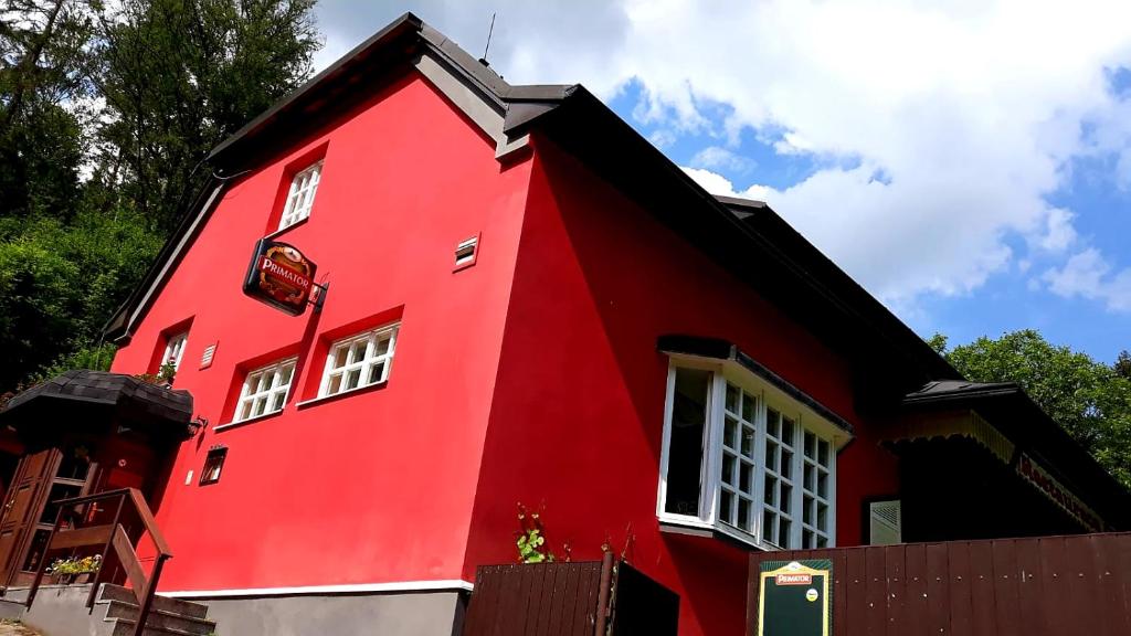 una casa roja con techo negro en Čertovka Peklo, en Náchod