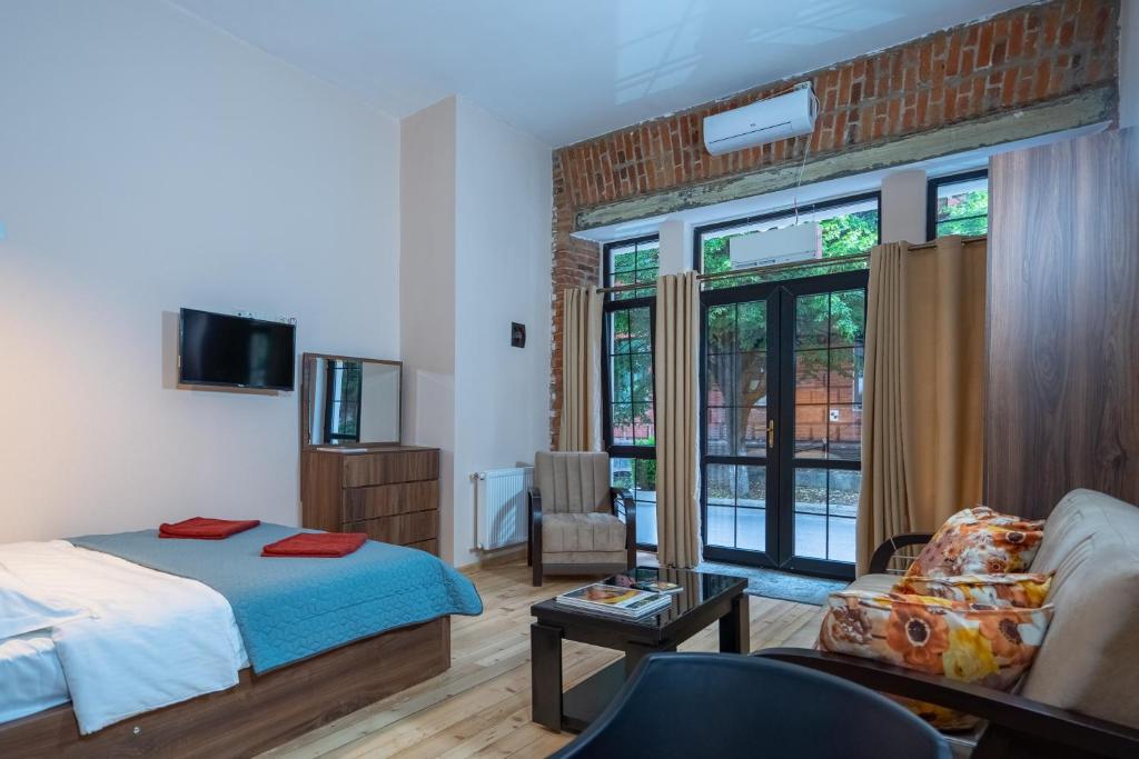 Postel nebo postele na pokoji v ubytování Wine Inn Borjomi Aparthotel
