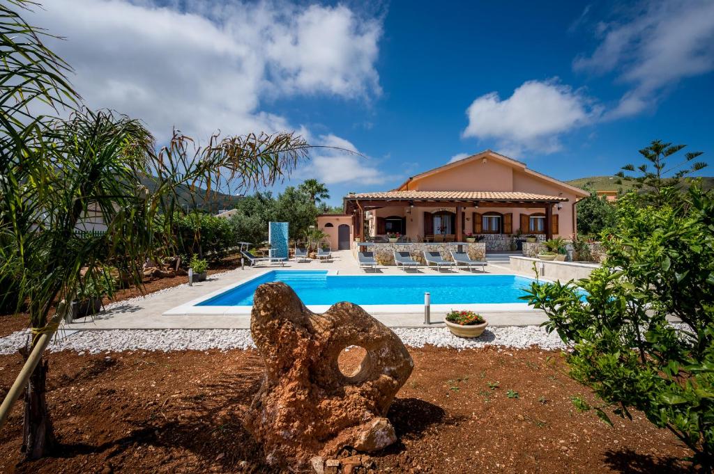 een villa met een zwembad en een huis bij Villa Mirto in Castellammare del Golfo