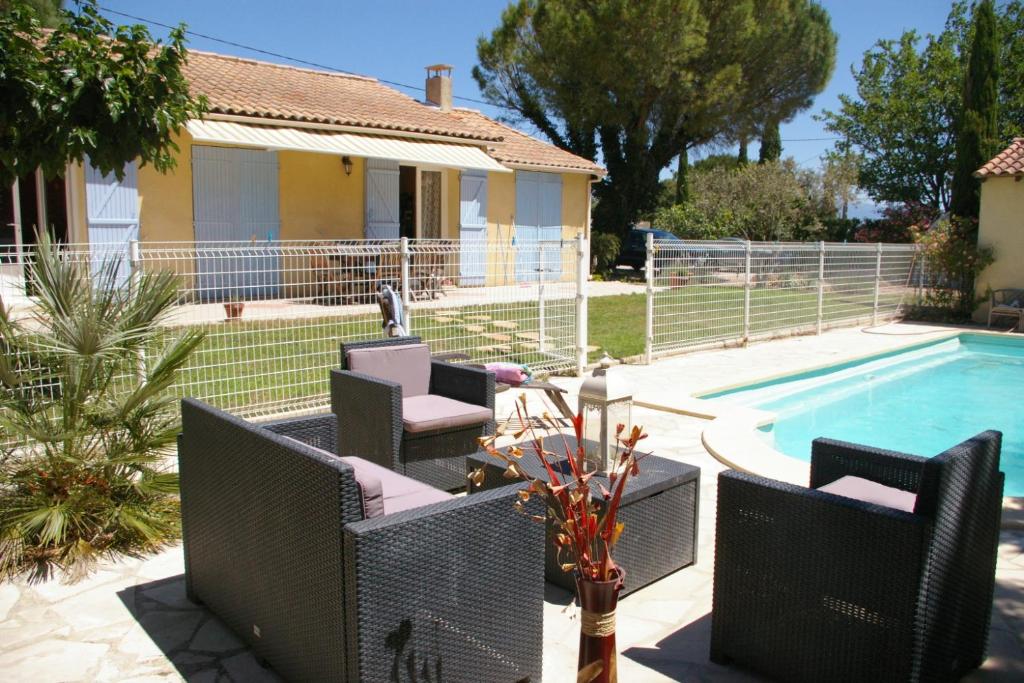 un patio avec des chaises et une piscine dans l'établissement Coeur de Lavande, à Bédarrides