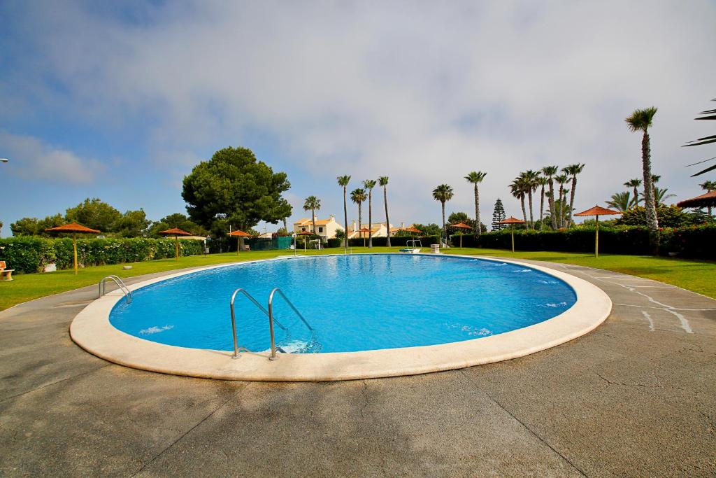 una gran piscina en medio de un parque en Lighthouse View II, en Santa Pola