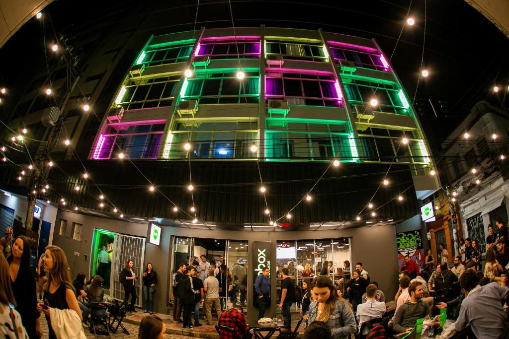 une foule de personnes debout devant un bâtiment dans l'établissement Innbox - Centro, à Florianópolis