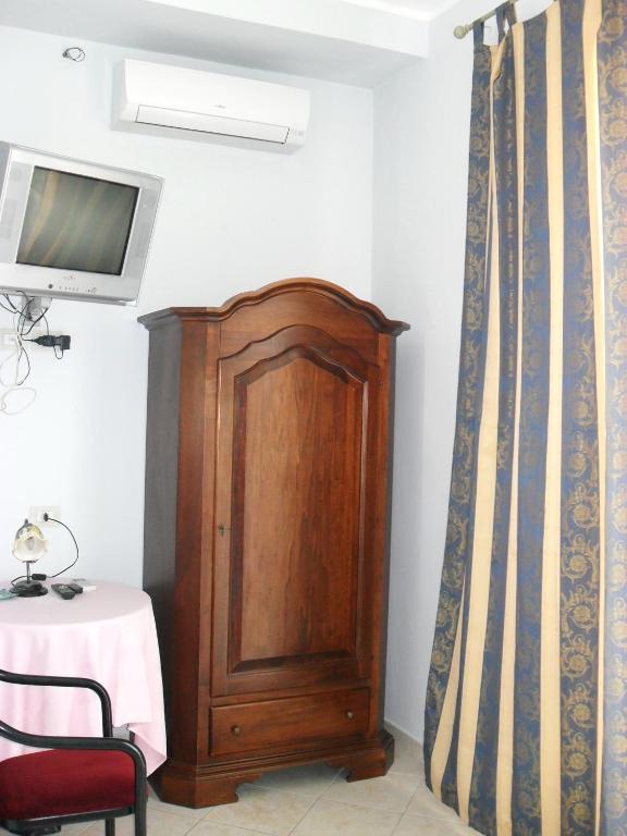 Televízia a/alebo spoločenská miestnosť v ubytovaní Hotel Piro