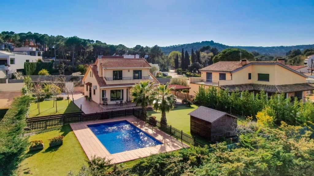 uma vista aérea de uma casa com piscina em Luxury Villa near the Sea em Sant Antoni de Calonge