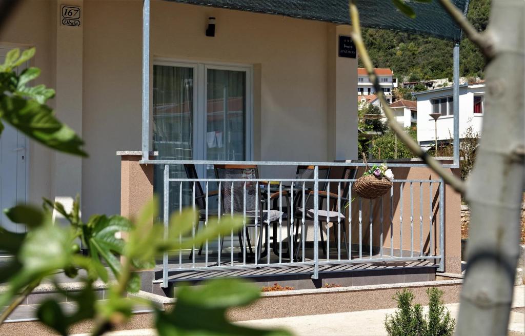 Balkón nebo terasa v ubytování Apartmani Obala