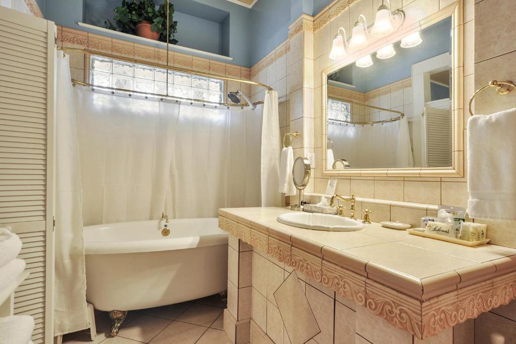 Ashton's Bed and Breakfast - Queen Room With Spa Bath