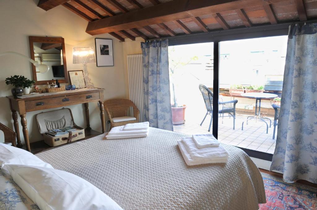 1 dormitorio con 1 cama con 2 toallas en B&B Vicenza San Rocco, en Vicenza