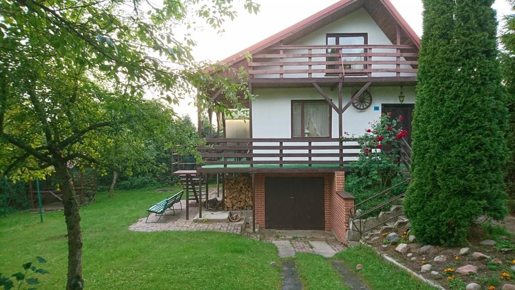 una pequeña casa con porche y patio en Otomiński Relaks en Gdansk