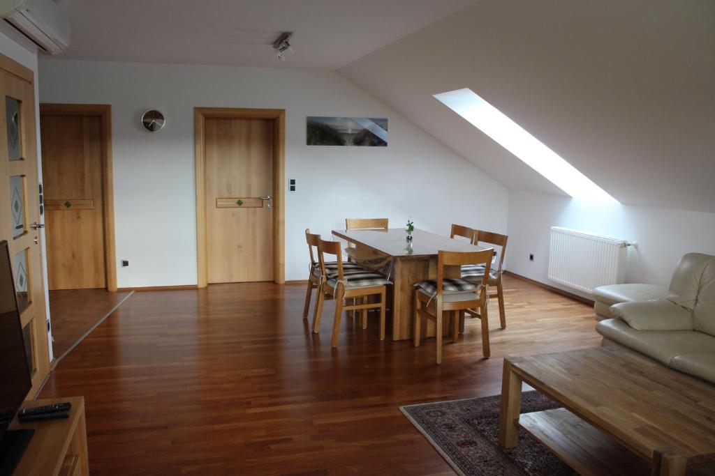 a living room with a dining room table and chairs at Ferienwohnung Lückl in Mettersdorf am Saßbach