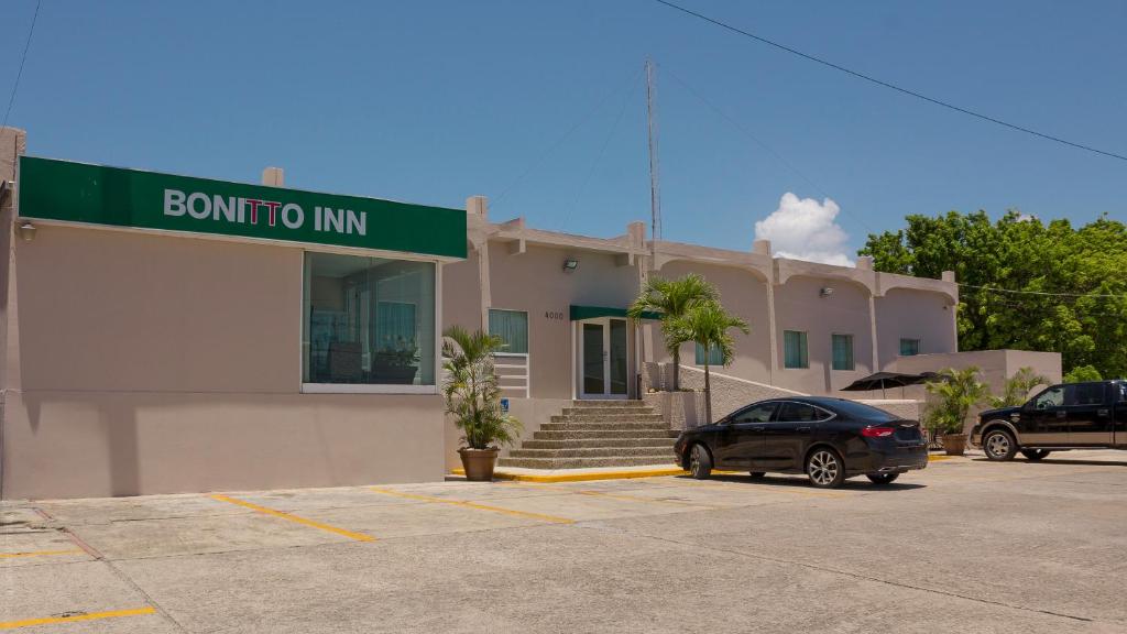 une voiture garée dans un parking en face d'un bâtiment dans l'établissement BONITTO INN® Tampico Aeropuerto, à Tampico