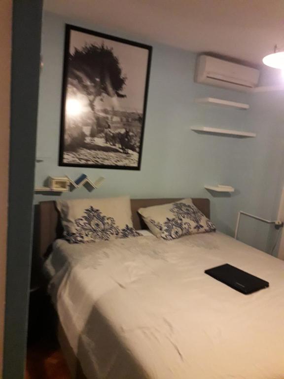una camera da letto con un letto con un computer portatile sopra di Rab-centar a Rab