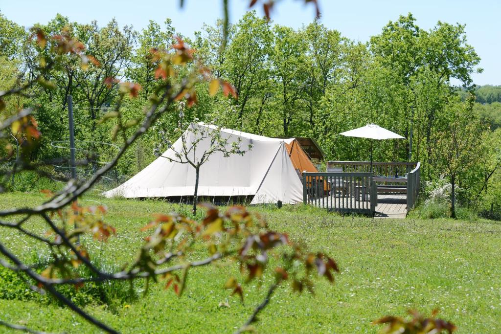 a white tent in the middle of a field at Ingerichte tenten Domaine les Gonies in Mauroux