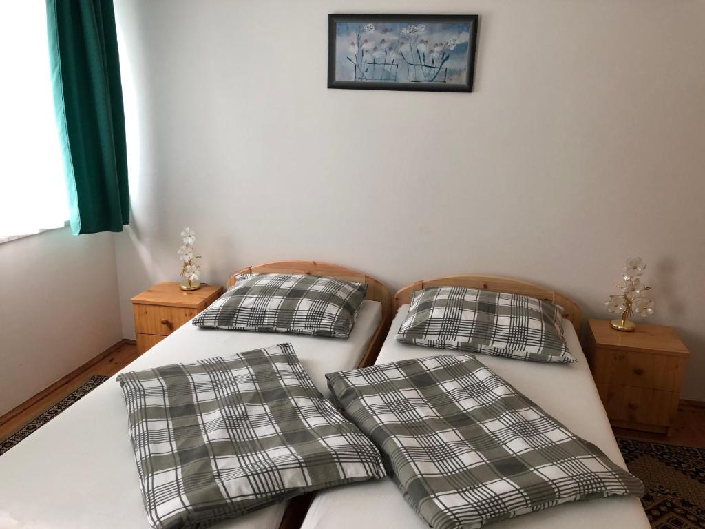 Postel nebo postele na pokoji v ubytování Pacsirta Apartman