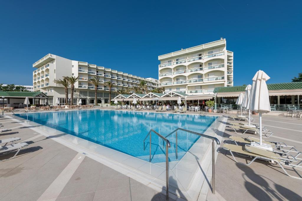 basen przed dużym budynkiem w obiekcie Apollo Beach w mieście Faliraki