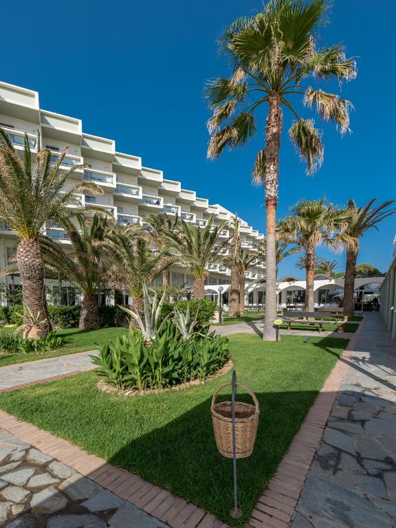 budynek z palmami w parku w obiekcie Apollo Beach w mieście Faliraki