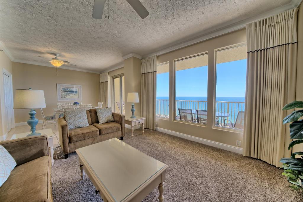 uma sala de estar com um sofá e uma mesa em Comfortable High-Rise Condo with Beach Access - Unit 1404 em Panama City Beach