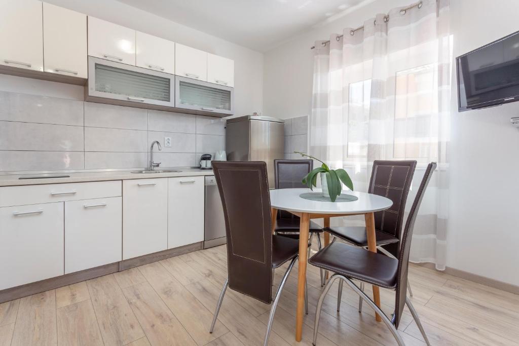 Kuchyňa alebo kuchynka v ubytovaní Apartment Božo
