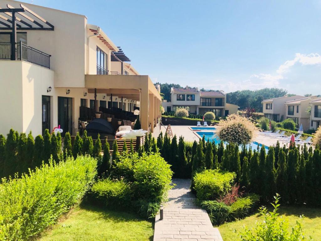 Bazén v ubytování Arapya Beach Apartment nebo v jeho okolí