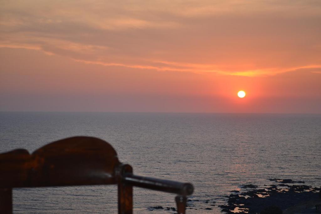 una puesta de sol sobre el océano desde un crucero en Elafonisi House, en Livadia