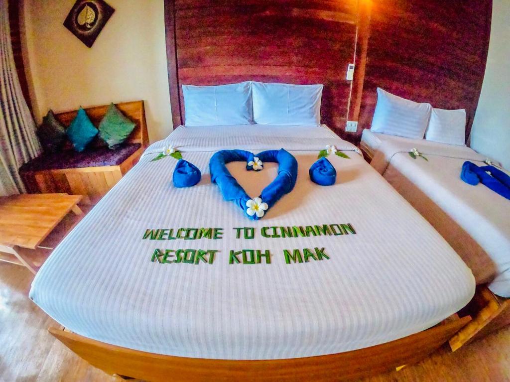 Postel nebo postele na pokoji v ubytování The Cinnamon & SaphanSufan Resort Kohmak