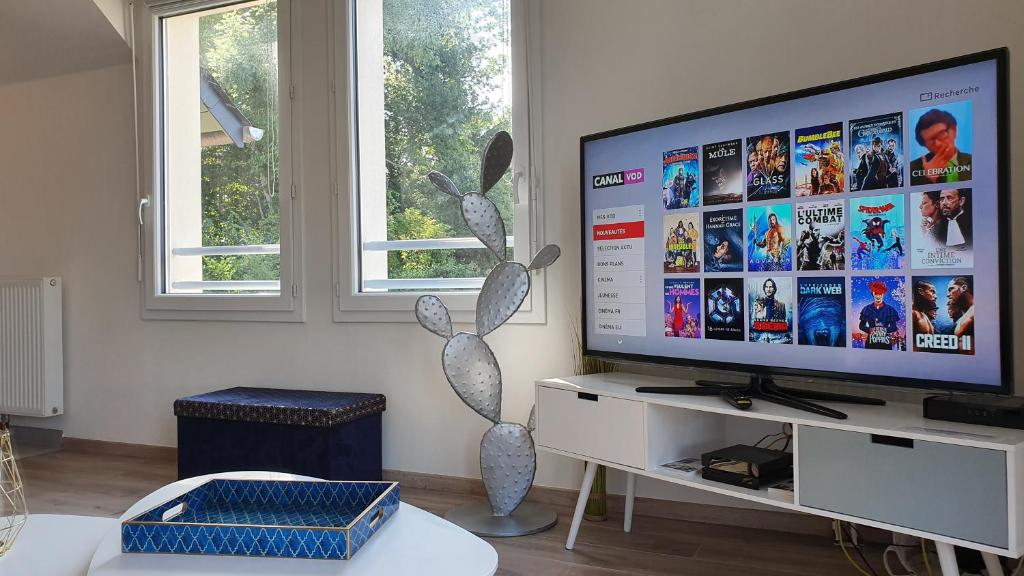 TV a/nebo společenská místnost v ubytování Le Clos Normandy
