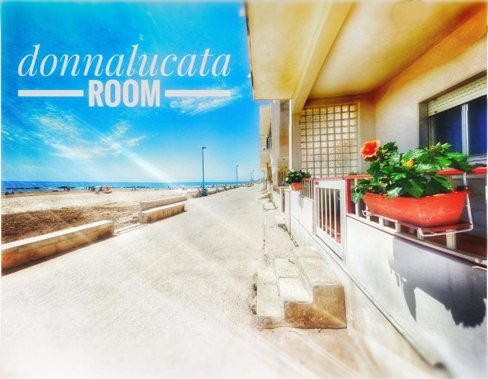 ドンナルカータにあるDonnalucata Roomの建物から海岸の景色を望めます。