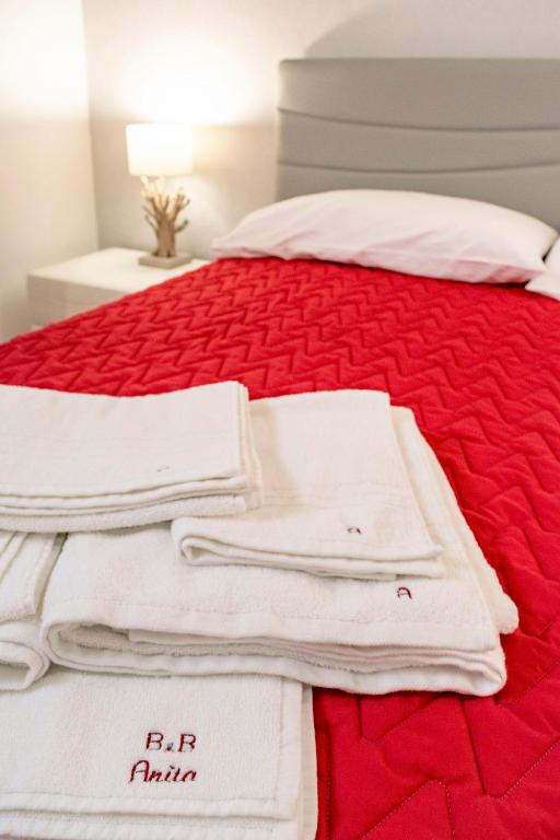 Łóżko lub łóżka w pokoju w obiekcie B&B Casa di Anita