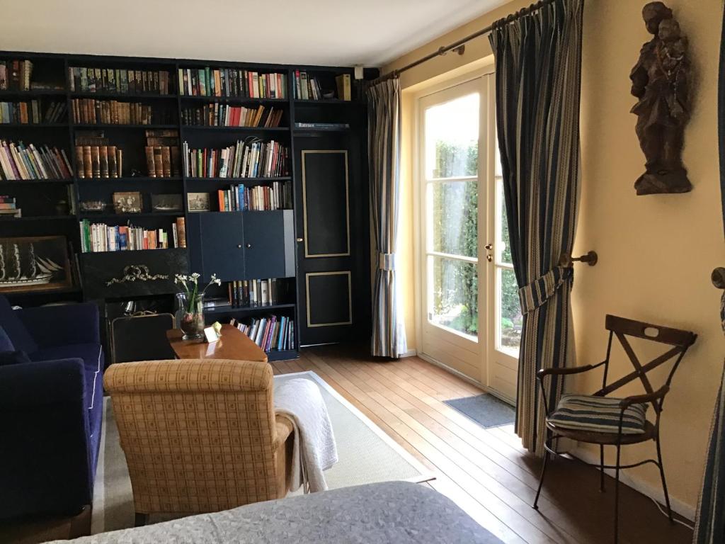 een woonkamer met een boekenplank vol boeken bij TimeOut-Breda in Breda
