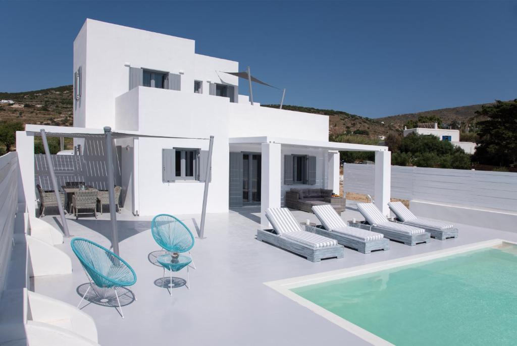 Bazén v ubytovaní PAROS ELITAS VILLAS alebo v jeho blízkosti