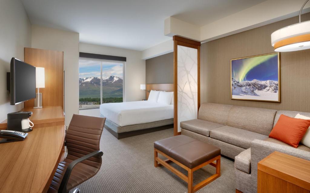 TV a/nebo společenská místnost v ubytování Hyatt Place Anchorage-Midtown