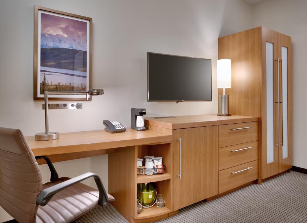 TV a/nebo společenská místnost v ubytování Hyatt Place Anchorage-Midtown
