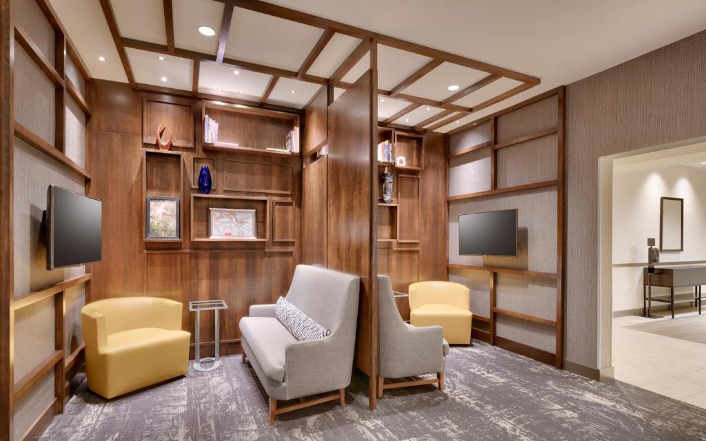 TV a/nebo společenská místnost v ubytování Hyatt Place Anchorage-Midtown