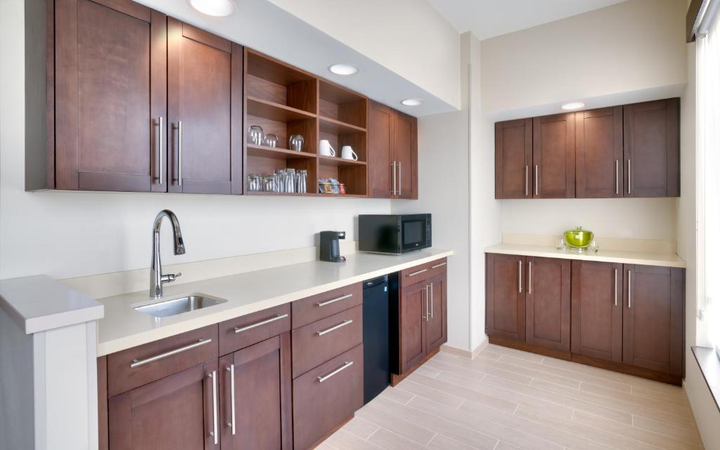 Kuchyň nebo kuchyňský kout v ubytování Hyatt Place Anchorage-Midtown