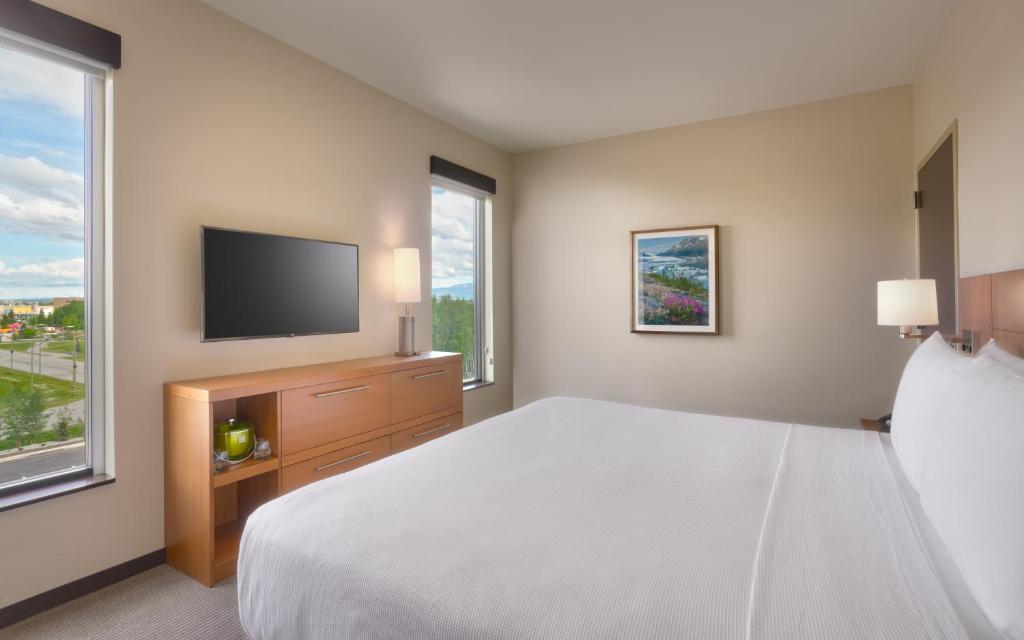 TV a/nebo společenská místnost v ubytování Hyatt Place Anchorage-Midtown