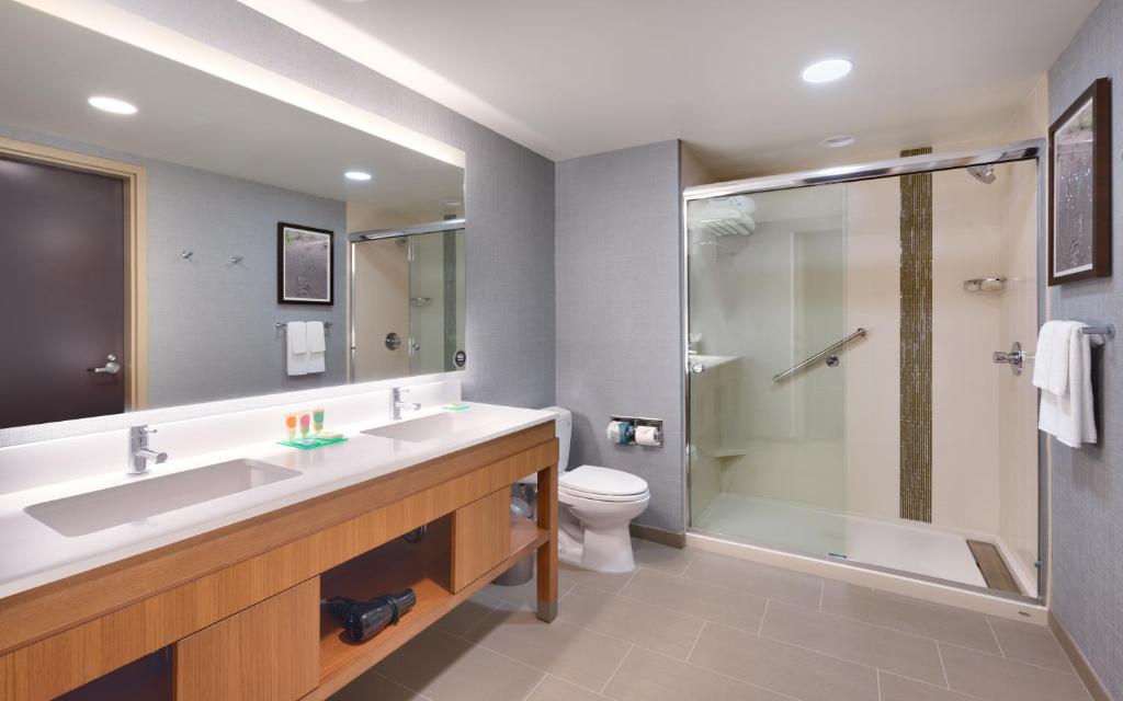 Koupelna v ubytování Hyatt Place Anchorage-Midtown