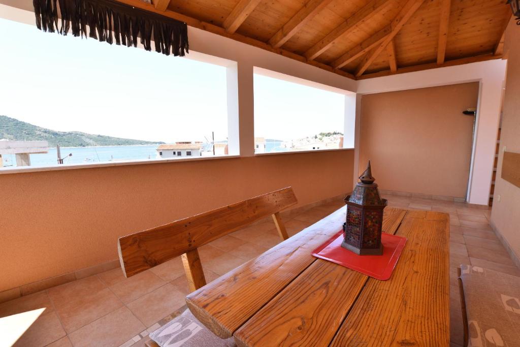 プリモシュテンにあるApartment Frieskeの木製ベンチと大きな窓が備わる客室です。