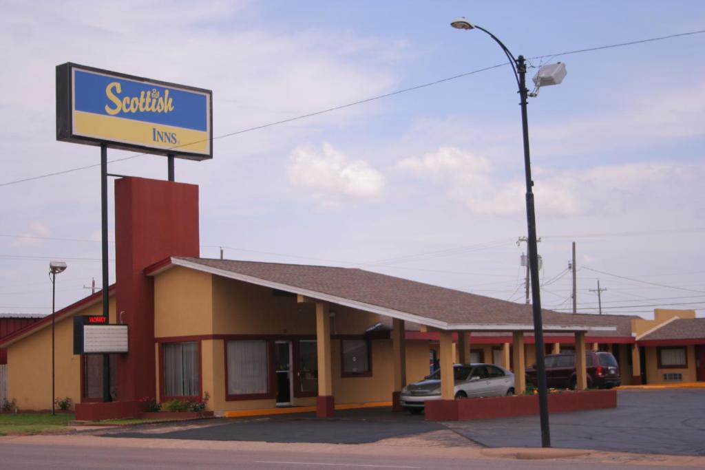 a fast food restaurant with a sign in front of it at Scottish Inns Weatherford in Weatherford