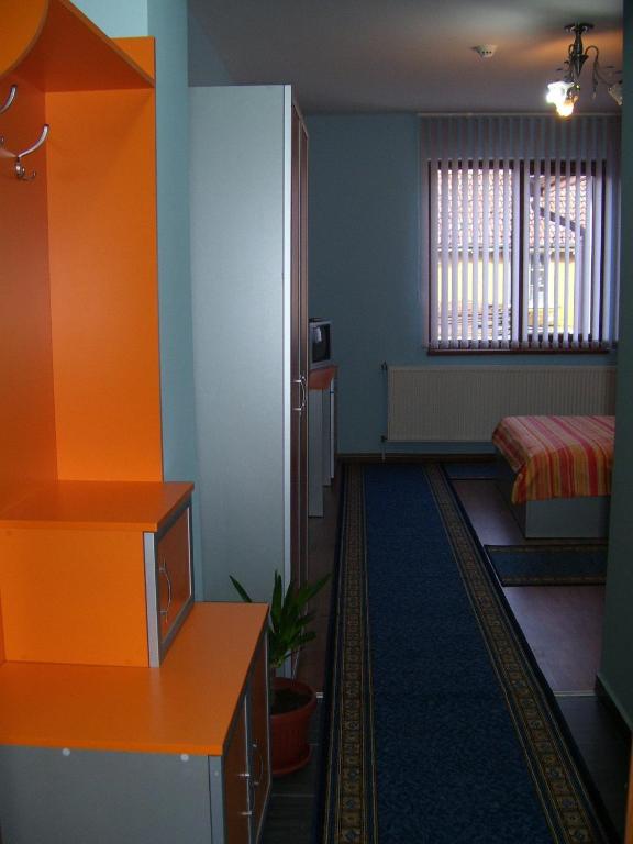 Postel nebo postele na pokoji v ubytování Kestenite Family Hotel