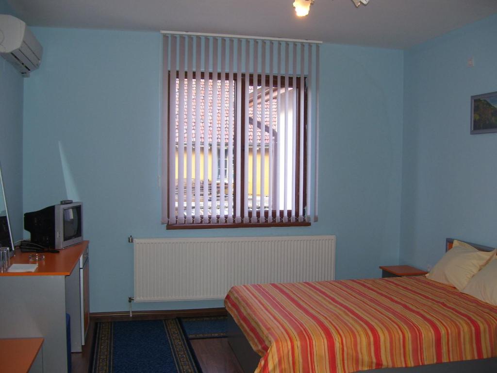 Postel nebo postele na pokoji v ubytování Kestenite Family Hotel