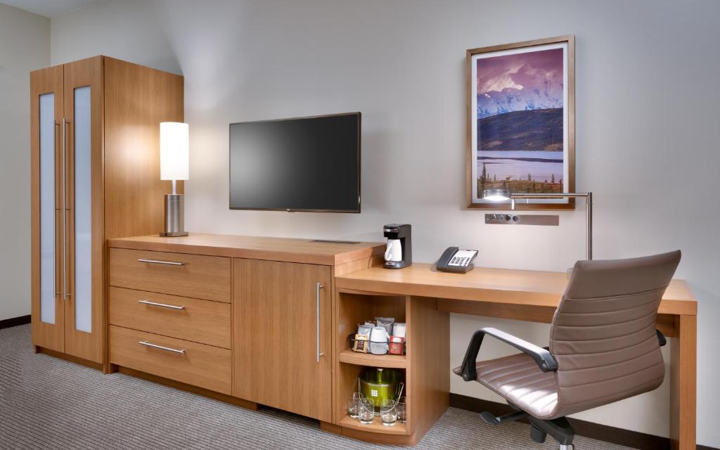 TV a/nebo společenská místnost v ubytování Hyatt Place Anchorage-Midtown