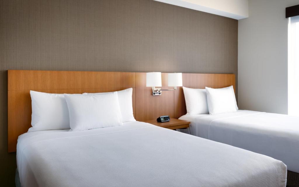 Postel nebo postele na pokoji v ubytování Hyatt Place Anchorage-Midtown