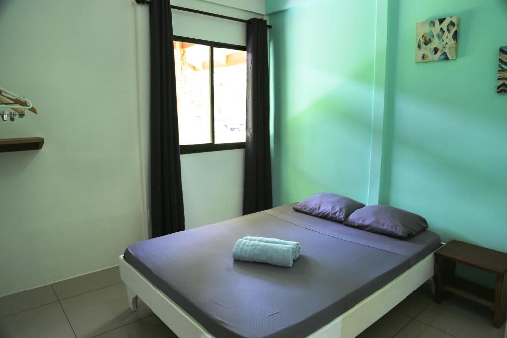 Postel nebo postele na pokoji v ubytování Hotel & Cabinas Nadine