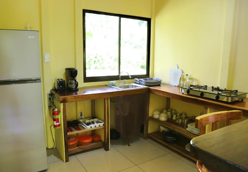 Kuchyň nebo kuchyňský kout v ubytování Hotel & Cabinas Nadine