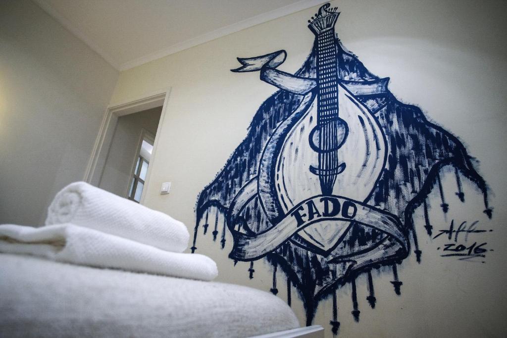 リスボンにあるHistoric Center Apartmentの壁掛けのギター
