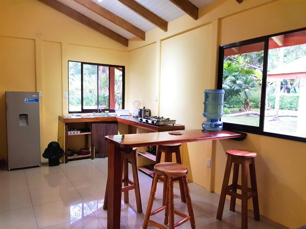 Kuchyň nebo kuchyňský kout v ubytování Hotel & Cabinas Nadine