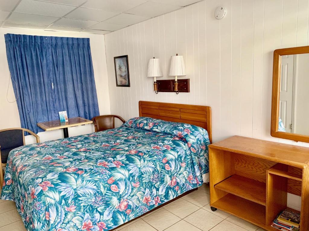 Postel nebo postele na pokoji v ubytování White Caps Motel